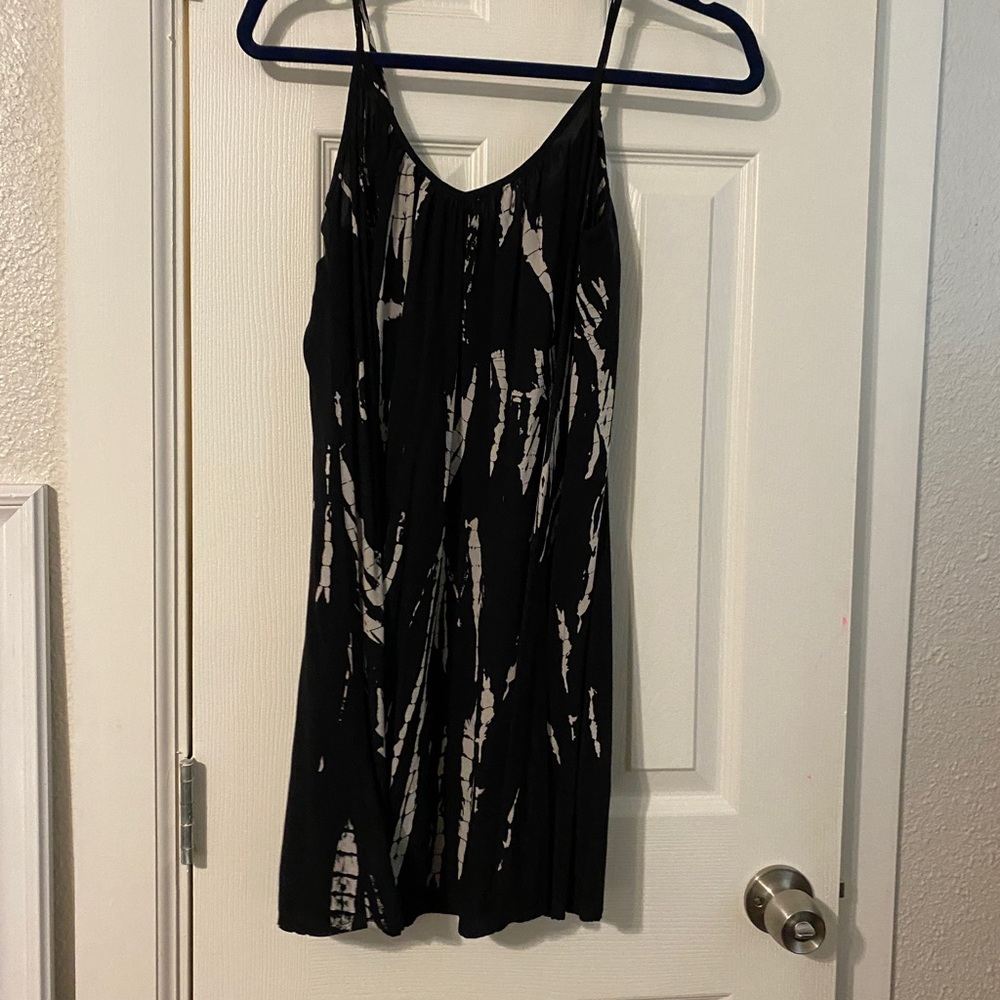 Black and white flowy short dress